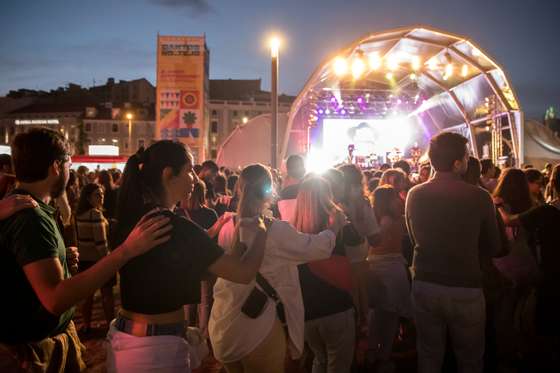 Reportagem da 1Âª ediÃ§Ã£o do "Santos no Tejo", auto-proclamado como o "maior santÃ³dromo da capital", com o artista e mÃºsico Quim Barreiros a abrir a festa. Ao mesmo tempo, pelas ruas de alfama, comeÃ§a tambÃ©m a tradicional festa popular dos Santos. 1 de Junho de 2023 Doca da Marina, Lisboa Alfama, Lisboa TOMÃS SILVA/OBSERVADOR