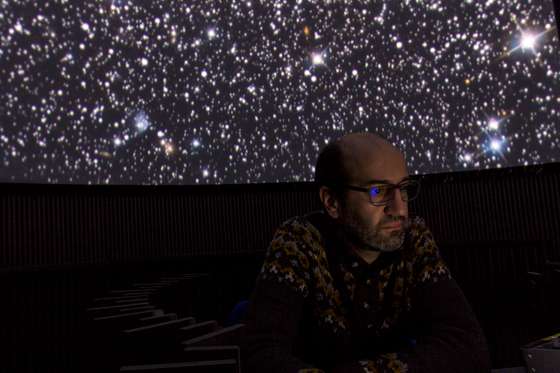 Astrof&Atilde;&shy;sico Nuno Peixinho, no Planet&Atilde;&iexcl;rio da Universidade de Coimbra. (Global Imagens)