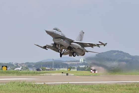 epa10811365 A handout photo made available by the South Korean Defense Ministry shows an F-16 fighter of the 20th Fighter Wing during Ulchi Freedom Shield (UFS) exercises in South Korea, 21 August 2023. South Korean and US military Combined Forces Command hold the annual Ulchi Freedom Shield (UFS) exercises from 21-31 August.  EPA/SOUTH KOREAN DEFENSE MINISTRY / HANDOUT SOUTH KOREA OUT HANDOUT EDITORIAL USE ONLY/NO SALES