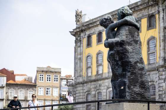 EstÃ¡tua â€œAmores de Camiloâ€ no largo Amor de PerdiÃ§Ã£o, no Porto, 15 de setembro de 2023. O presidente da CÃ¢mara Municipal do Porto, Rui Moreira, afirmou hoje que vai, por decisÃ£o prÃ³pria, retirar a estÃ¡tua "Amores de Camilo", de Francisco SimÃµes, do Largo Amor de PerdiÃ§Ã£o, por considerar a escultura "feia e de mau gosto". JOSÃ‰ COELHO/LUSA