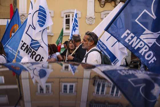 Manifestantes participam no protesto organizado em convergÃªncia entre nove organizaÃ§Ãµes sindicais de docentes: Aspl, Fenprof, Fne, PrÃ³-Ordem, Sepleu, Sinape, Sindep, Sipe e Spliu, no Ã¢mbito da concentraÃ§Ã£o realiza-se um plenÃ¡rio com intervenÃ§Ã£o das organizaÃ§Ãµes promotoras sendo, no final, colocada Ã  votaÃ§Ã£o uma moÃ§Ã£o a entregar ao primeiro-ministro, junto Ã  residÃªncia oficial do Primeiro-Ministro, em Lisboa, 03 de outubro de 2023. ANDRÃ‰ KOSTERS/LUSA