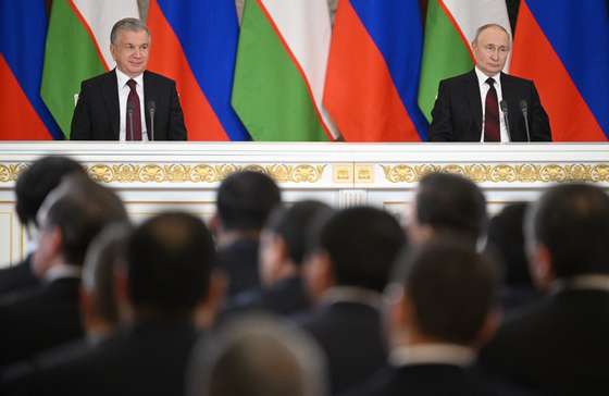 epa10904266 Russian President Vladimir Putin (R) and Uzbek President Shavkat Mirziyoyev attend a press-conference during their meeting at the Kremlin, in Moscow, Russia, 06 October 2023. Shavkat Mirziyoyev is on an official visit to Russia.  EPA/PAVEL BEDNYAKOV / SPUTNIK/ KREMLIN POOL MANDATORY CREDIT