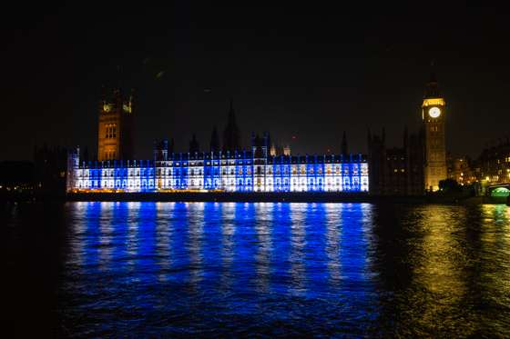 parlamento reino unido iluminado com as cores da bandeira de israel