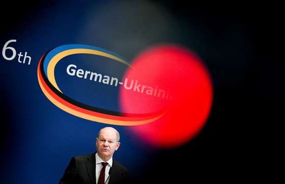 epa10935591 German Chancellor Olaf Scholz speaks during the 6th German-Ukrainian Economic Forum in Berlin, Germany, 24 October 2023.  EPA/FILIP SINGER