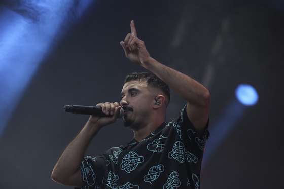 O rapper portuguÃªs, Bispo, durante a sua atuaÃ§Ã£o no segundo dia da 8Âª ediÃ§Ã£o do festival O Sol da Caparica, que decorre atÃ© 20 de agosto em Almada, 18 de agosto de 2023. CARLOS M. ALMEIDA/LUSA