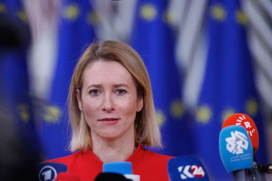 epa10942168 Estonia's Prime Minister Kaja Kallas speak to the press upon arrival for the European Council meeting in Brussels, Belgium, 27 October 2023. In a two-day summit on 26-27 October, EU leaders are expected to address the situation in the Middle-East and Ukraine, as well as the EU's long-term budget, migration, and external relations.  EPA/OLIVIER MATTHYS