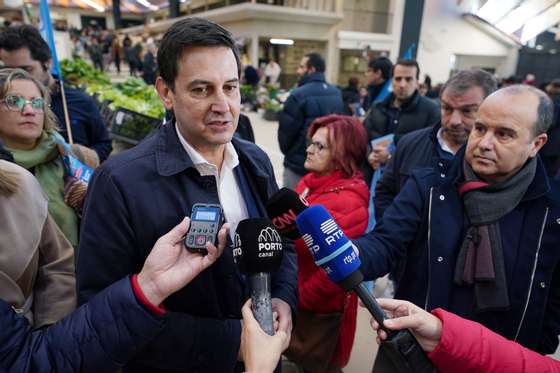 O Presidente da Iniciativa Liberal, Rui Rocha, fala Ã  comunicaÃ§Ã£o social apÃ³s a visita esta manhÃ£ ao Mercado Municipal de Braga numa aÃ§Ã£o de contacto com os comerciantes e a populaÃ§Ã£o. Rui Rocha, volta a encabeÃ§ar a lista do CÃ­rculo Eleitoral de Braga, 6 de janeiro de 2024.HUGO DELGADO/LUSA