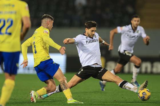 O jogador do VitÃ³ria de GuimarÃ£es TomÃ¡s HÃ¤ndel (D) disputa a bola com o jogador do Arouca Cristo GonzÃ¡lez durante o jogo da Primeira Liga de Futebol, no estÃ¡dio D. Afonso Henriques, GuimarÃ£es, 15 de janeiro de 2024. JOSÃ‰ COELHO/LUSA