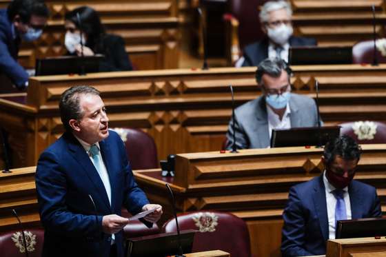 O deputado do Partido Social Democrata Eduardo Teixeira (E) intervÃ©m durante a apresentaÃ§Ã£o e discussÃ£o do RelatÃ³rio sobre a aplicaÃ§Ã£o da DeclaraÃ§Ã£o do Estado de EmergÃªncia no perÃ­odo de 2 a 16 de marÃ§o de 2021, na Assembleia da RepÃºblica, em Lisboa, 14 de abril de 2021. TIAGO PETINGA/LUSA