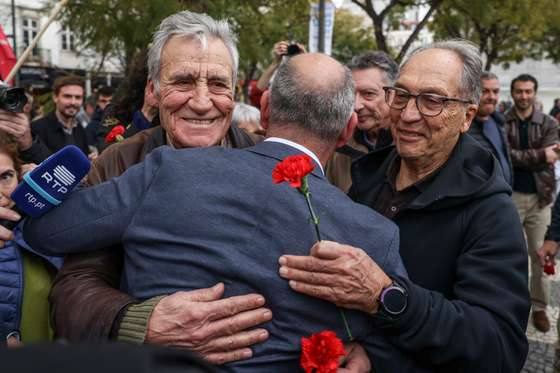 O secret&Atilde;&iexcl;rio-geral do PCP, Paulo Raimundo (C), &Atilde;&copy; cumprimentado por Jer&Atilde;&sup3;nimo de Sousa (E) e Carlos Carvalhas (D) durante uma a&Atilde;&sect;&Atilde;&pound;o de campanha da CDU em Lisboa para as elei&Atilde;&sect;&Atilde;&micro;es de 10 de mar&Atilde;&sect;o, 3 de mar&Atilde;&sect;o de 2024.