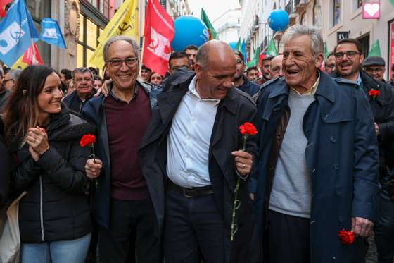 O secretÃ¡rio-geral do PCP, Paulo Raimundo (C), acompanhado por JerÃ³nimo de Sousa (D) e Carlos Carvalhas (2E) durante uma aÃ§Ã£o de campanha da CDU na baixa de Lisboa, no Ã¢mbito da campanha para as eleiÃ§Ãµes legislativas de 10 de marÃ§o, Lisboa, 7 de marÃ§o de 2024. Mais de 10,8 milhÃµes de portugueses sÃ£o chamados a votar no domingo para eleger 230 deputados Ã  Assembleia da RepÃºblica. A estas eleiÃ§Ãµes concorrem 18 forÃ§as polÃ­ticas (15 partidos e trÃªs coligaÃ§Ãµes). MIGUEL A. LOPES/LUSA