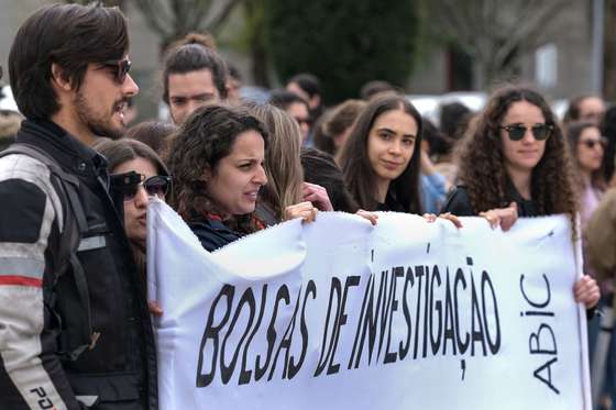 Investigadores com bolsa e contratados participam na concentra&Atilde;&sect;&Atilde;&pound;o pelo fim da precariedade na Ci&Atilde;&ordf;ncia promovida pela Associa&Atilde;&sect;&Atilde;&pound;o dos Bolseiros de Investiga&Atilde;&sect;&Atilde;&pound;o Cient&Atilde;&shy;fica (ABIC), que decorreu junto ao polo universit&Atilde;&iexcl;rio da Asprela, no Porto, 13 de abril de 2023. FERNANDO VELUDO/LUSA