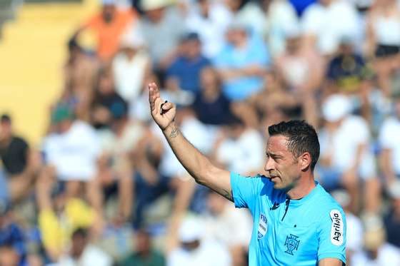 O Ã¡rbitro, Artur Soares Dias, gesticula durante o jogo da Primeira Liga de Futebol entre o FC FamalicÃ£o e o VitÃ³ria SC GuimarÃ£es, disputado no EstÃ¡dio Municipal de FamalicÃ£o, Vila Nova de FamalicÃ£o, 08 de outubro de 2023. ESTELA SILVA/LUSA