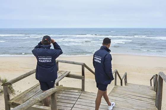 Agentes da PolÃ­cia MarÃ­tima participam nos trabalhos de resgate da embarcaÃ§Ã£o de pesca que virou ao largo das praias de SÃ£o Pedro do Moel e de Vieira, causando a morte a trÃªs pessoas e sete estÃ£o desaparecidas, na praia do Samouco, Marinha Grande, 03 de julho de 2024. Oito pessoas foram resgatadas e transportadas para o Porto da Figueira da Foz. CARLOS BARROSO/LUSA