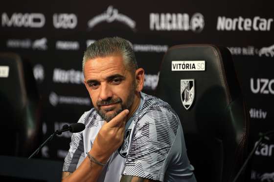 Rui Borges treinador do VitÃ³ria de GuimarÃ£es durante a conferÃªncia de imprensa de antevisÃ£o para o jogo da Liga ConferÃªncia com o Floriana, 30 de julho de 2024, no estÃ¡dio D. Afonso Henriques, em GuimarÃ£es. ESTELA SILVA/LUSA