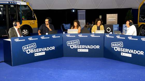 Filipe Anacoreta Correia, vice-presidente da CML, conversa com Bruno Vieira Amaral, Maria Jo&Atilde;&pound;o Sim&Atilde;&micro;es, Carla Jorge de Carvalho e Paulo Ferreira.