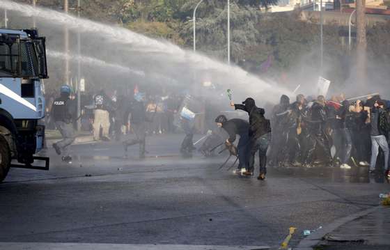 epa11643893 Police uses water cannons against protesters as they clash during the pro-Palestinian march, in Rome, Italy, 05 October 2024. The center of Rome is locked down for an unauthorized pro-Palestinian march scheduled for 05 October, with police controls at checkpoints in the Italian capital. Upcoming 07 October 2024, marks one year since the Palestinian militant group Hamas launched a surprise attack on Israel, killing 1,200, and one year since Israel began its war on Gaza, killing more than 41,000 and destroying the Palestinian enclave.  EPA/MASSIMO PERCOSSI