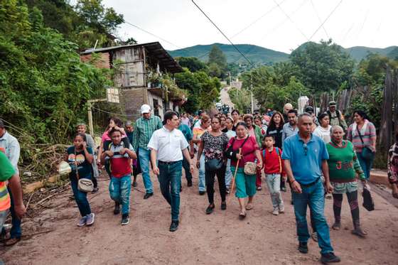 Alejandro Arcos Catalan em contacto com a populaÃ§Ã£o numa fotografia publicada pelo autarca ainda no domingo no  Facebook