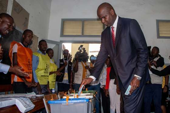 Presidential candidate and Secretary General of Frelimo Daniel Chapo casts his vote at a polling station in Inhambane, Mozambique, 09 October 2024. More than 17.1 million Mozambican voters will choose the President of the Republic, provincial assemblies and their governors, and 250 members of the Assembly of the Republic. The National Elections Commission (CNE) approved lists of 35 political parties running for the Assembly of the Republic and 14 political parties and groups of citizen voters for provincial assemblies. CRESPO CUAMBA/LUSA