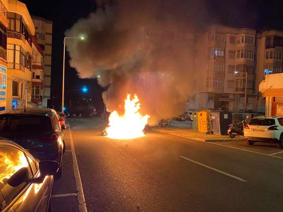 Foco de incÃªndio em Queluz na sequÃªncia de protestos como reaÃ§Ã£o Ã  morte de Odair Moniz, cidadÃ£o cabo-verdiano de 43 que foi baleado por um agente da PSP no alto da Cova da Moura, na Amadora