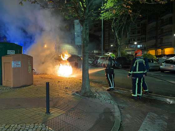 Foco de incÃªndio em Queluz na sequÃªncia de protestos como reaÃ§Ã£o Ã  morte de Odair Moniz, cidadÃ£o cabo-verdiano de 43 que foi baleado por um agente da PSP no alto da Cova da Moura, na Amadora