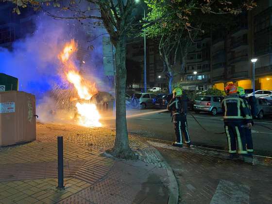 Foco de incÃªndio em Queluz na sequÃªncia de protestos como reaÃ§Ã£o Ã  morte de Odair Moniz, cidadÃ£o cabo-verdiano de 43 que foi baleado por um agente da PSP no alto da Cova da Moura, na Amadora