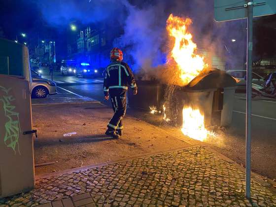 Foco de incÃªndio em Queluz na sequÃªncia de protestos como reaÃ§Ã£o Ã  morte de Odair Moniz, cidadÃ£o cabo-verdiano de 43 que foi baleado por um agente da PSP no alto da Cova da Moura, na Amadora