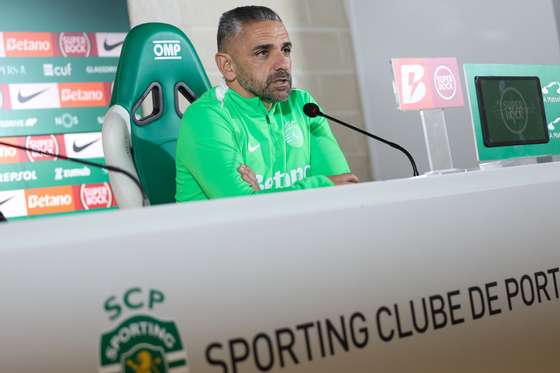 O treinador do Sporting CP, Rui Borges, na conferÃªncia de imprensa de antevisÃ£o ao jogo com o VitÃ³ria de GuimarÃ£es, em Alcochete, 02 de janeiro de 2025. ANTÃ“NIO COTRIM/LUSA