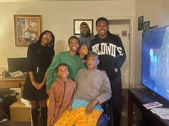 Anthony Mitchell Sr. e v&Atilde;&iexcl;rios membros da sua fam&Atilde;&shy;lia. Anthony e o filho Justin foram v&Atilde;&shy;timas dos fogos em Los Angeles em janeiro de 2025