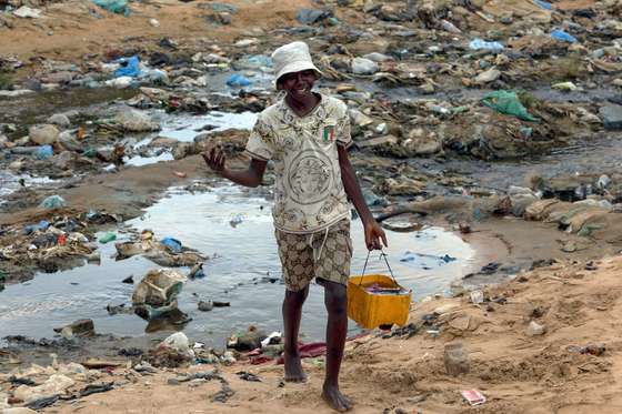 Quotidiano no Bairro Para&Atilde;&shy;so, conhecido pelos n&Atilde;&shy;veis elevados de pobreza e criminalidade, a doen&Atilde;&sect;a e a morte vieram afligir ainda mais os moradores, em Luanda, 09 de janeiro de 2025. Pelo menos cinco pessoas foram oficialmente proclamadas v&Atilde;&shy;timas de c&Atilde;&sup3;lera, doen&Atilde;&sect;a ligada &Atilde;&nbsp; contamina&Atilde;&sect;&Atilde;&pound;o fecal associada &Atilde;&nbsp; falta de saneamento e tratamento de &Atilde;&iexcl;gua e m&Atilde;&iexcl; higiene, e os habitantes est&Atilde;&pound;o preocupados pedindo a interven&Atilde;&sect;&Atilde;&pound;o das autoridades angolanas. (ACOMPANHA TEXTO DA LUSA DO DIA 12 DE JANEIRO DE 2025). AMPE ROG&Atilde;RIO/LUSA