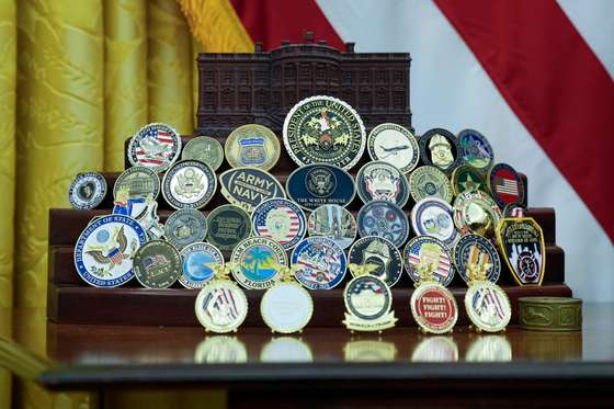 Medalhas expostas na mesa da presid&Atilde;&ordf;ncia de Donald Trump (janeiro 2025)