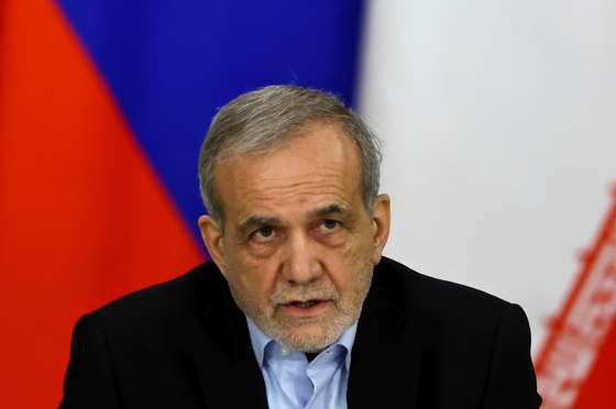 epa11831463 Iranian President Masoud Pezeshkian attends a documents signing ceremony with Russian president in Moscow, Russia, 17 January 2025. The Iranian president is on an official visit to Moscow, where he is expected to hold talks with his Russian counterpart Putin and sign an agreement on comprehensive strategic partnership.  EPA/EVGENIA NOVOZHENINA / POOL
