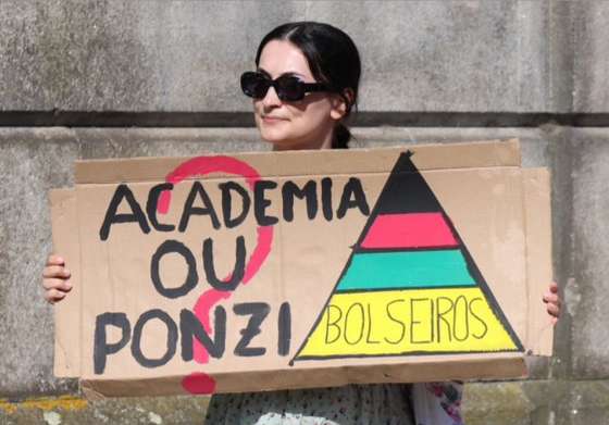 Sara Rom&Atilde;&pound;o. investigadora, numa a&Atilde;&sect;&Atilde;&pound;o de protesto da ABIC (Associa&Atilde;&sect;&Atilde;&pound;o dos Bolseiros Investigadores)