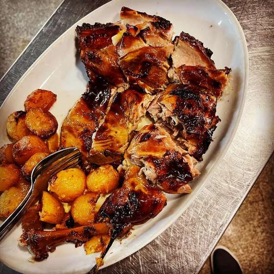 O cabrito de leite com batata e arroz de forno do restaurante O Fernando