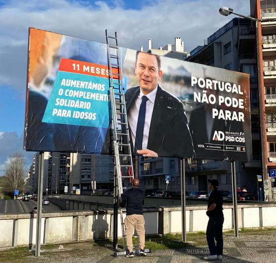 Cartaz da AD. Legislativas 2025. Aumento do complemento para idosos