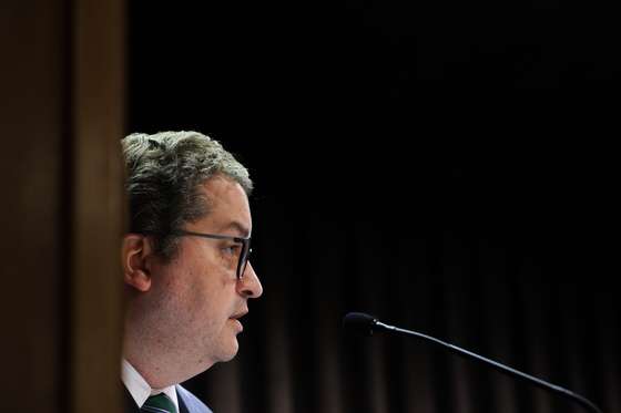 O ministro de Estado das Finan&Atilde;&sect;as, Joaquim Miranda Sarmento, usa da palavra durante os trabalhos do F&Atilde;&sup3;rum Banca 2025, organizado pelo Jornal Econ&Atilde;&sup3;mico, e que junta representantes de bancos nacionais, decisores pol&Atilde;&shy;ticos, dos setores dos seguros e das 'fintechs' para fazer o "raio-x" da banca e projetar o futuro do setor, num hotel em Lisboa, 12 de mar&Atilde;&sect;o de 2025. TIAGO PETINGA/LUSA