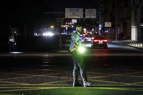 Um agente da Pol&Atilde;&shy;cia de Seguran&Atilde;&sect;a P&Atilde;&ordm;blica (PSP) auxilia os automobilistas no Campo Pequeno &Atilde;&nbsp;s escuras devido ao apag&Atilde;&pound;o que afeta Portugal de Norte a Sul e outros pa&Atilde;&shy;ses europeus, em Lisboa, 28 de abril de 2025. O Governo criou um grupo de trabalho para acompanhar o apag&Atilde;&pound;o que afeta Portugal de Norte a Sul e outros pa&Atilde;&shy;ses europeus e aponta que o problema &acirc;ter&Atilde;&iexcl; tido origem&acirc; fora de Portugal. ANT&Atilde;NIO PEDRO SANTOS/LUSA