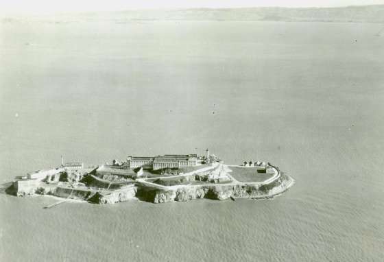 Vista a&Atilde;&copy;rea da ilha em Janeiro de 1932, quando ainda era um forte militar (imagem publicada na p&Atilde;&iexcl;gina do FBI)