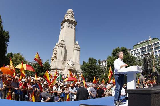 epa12163649 People's Party leader, Alberto Nunez Feijoo speaks during a demonstration organized by the main opposition conservative People's Party against the government under the motto 'Democracy or Mafia' in Madrid, Spain, 08 June 2025. EPA/JAVIER LIZON