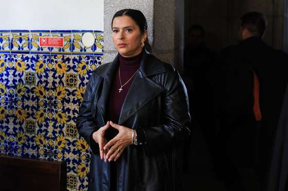 Sandra Madureira &Atilde;&nbsp; chegada ao Tribunal S&Atilde;&pound;o Jo&Atilde;&pound;o Novo no Porto para o julgamento da "Opera&Atilde;&sect;&Atilde;&pound;o Pretoriano", 20 de mar&Atilde;&sect;o de 2025. O processo tem como arguidos Fernando Madureira, ex-l&Atilde;&shy;der dos Super Drag&Atilde;&micro;es, Sandra Madureira, V&Atilde;&shy;tor Cat&Atilde;&pound;o e ainda mais nove arguidos, acusados de crimes alegadamente cometidos numa Assembleia-Geral do FC Porto. JOS&Atilde; COELHO/LUSA