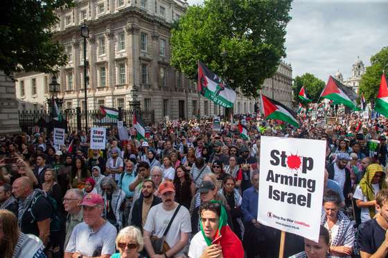 epa12247704 Pro Palestine protesters take part in the 'National March for Palestine' in London, Britain, 19 July 2025. The protest calls for an arms embargo and sanctions on Israel from the British government amid the ongoing conflict in Gaza.  EPA/TAYFUN SALCI