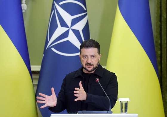 epa12316597 Ukrainian President Volodymyr Zelensky addresses a joint press conference with NATO Secretary General Mark Rutte (not pictured) following their meeting in Kyiv, Ukraine, 22 August 2025. The NATO Secretary General Rutte arrived in Kyiv to meet with top Ukrainian officials, amid the ongoing Russian invasion.  EPA/SERGEY DOLZHENKO