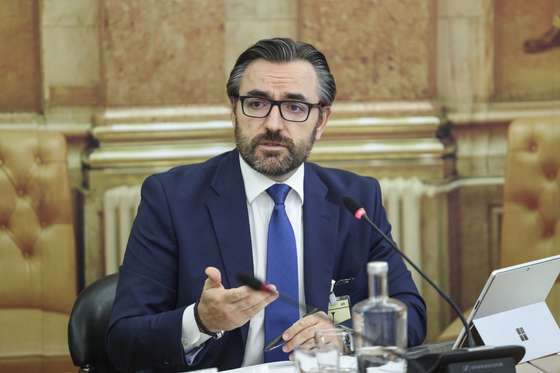 O presidente do Conselho Diretivo do IRN (Instituto dos Registos e do Notariado), Jorge Rodrigues da Ponte, durante a audi&Atilde;&sect;&Atilde;&pound;o na comiss&Atilde;&pound;o de Assuntos Constitucionais, Direitos, Liberdades e Garantias, a requerimento do GP do PS sobre as iniciativas legislativas para altera&Atilde;&sect;&Atilde;&pound;o &Atilde;&nbsp; Lei da Nacionalidade esta tarde na Assembleia da Rep&Atilde;&ordm;blica em Lisboa, 11 de setembro de 2025. MIGUEL A. LOPES/LUSA