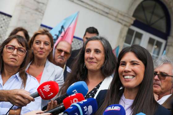 Mariana Mort&Atilde;&iexcl;gua (D), l&Atilde;&shy;der do Bloco de Esquerda, e Isabel Mendes Lopes (C), deputada do Livre, falam &Atilde;&nbsp; imprensa no &Atilde;&cent;mbito da campanha das elei&Atilde;&sect;&Atilde;&micro;es aut&Atilde;&iexcl;rquicas da coliga&Atilde;&sect;&Atilde;&pound;o &acirc;Avan&Atilde;&sect;ar Leiria&acirc; que junta os partidos Bloco de Esquerda, Livre e PAN, Leiria, 7 de outubro de 2025. PAULO CUNHA/LUSA