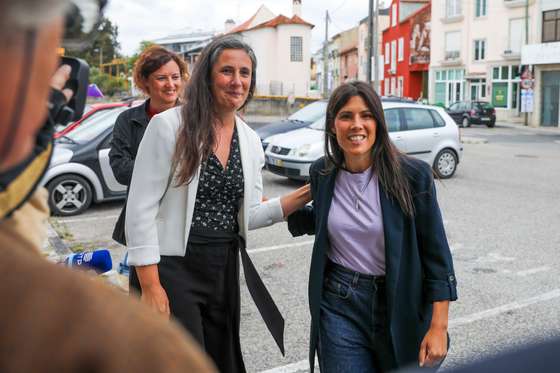 As dirigentes do Bloco de Esquerda (BE), Mariana Mort&Atilde;&iexcl;gua (D) e Marisa Matias (E), acompanhadas de Isabel Mendes Lopes (C), deputada do Livre, durante a campanha para as elei&Atilde;&sect;&Atilde;&micro;es aut&Atilde;&iexcl;rquicas da coliga&Atilde;&sect;&Atilde;&pound;o &acirc;Avan&Atilde;&sect;ar Leiria&acirc; que junta os partidos Bloco de Esquerda, Livre e PAN, Leiria, 7 de outubro de 2025. PAULO CUNHA/LUSA
