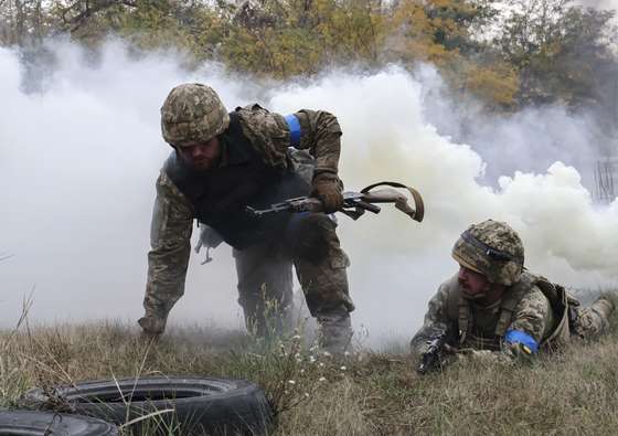 epa12447214 A handout photo made available by the press service of the 65th Separate Mechanised Brigade of Ukrainian Armed Forces shows the new servicemen of the 65th Separate Mechanised Brigade pass a psychological obstacle course at an undisclosed location in Zaporizhzhia region, Ukraine, 11 October 2025 amid the ongoing Russian invasion.  EPA/Press service of the 65th Mechanized Brigade HANDOUT  HANDOUT EDITORIAL USE ONLY/NO SALES