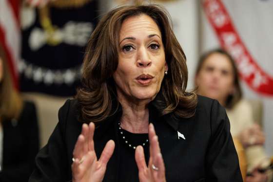 epa11815998 US Vice President Kamala Harris speaks during a briefing on the federal governments response to the wildfires raging through Los Angeles, California, in the Roosevelt Room of the White House, in Washington, DC, USA, 09 January 2025.  EPA/SAMUEL CORUM / POOL
