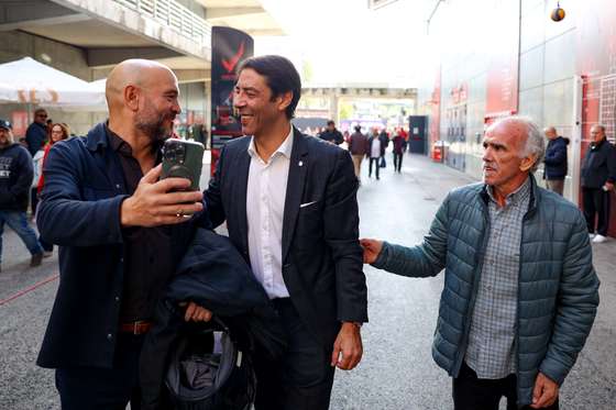 Rui Costa (C), atual presidente e candidato a presidente do SL Benfica apresenta-se para votar na 2&Acirc;&ordf; volta das elei&Atilde;&sect;&Atilde;&micro;es para os &Atilde;&sup3;rg&Atilde;&pound;os sociais do SL Benfica, no Est&Atilde;&iexcl;dio da Luz, em Lisboa, 25 de outubro de 2025. Est&Atilde;&pound;o aptos a votar 160.182 s&Atilde;&sup3;cios do clube. DIOGO FARIA REIS/LUSA