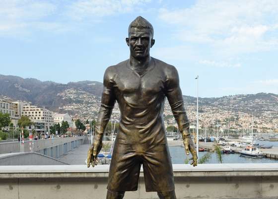 Est&Atilde;&iexcl;tua de Cristiano Ronaldo em frente ao Museu CR7, na Madeira
