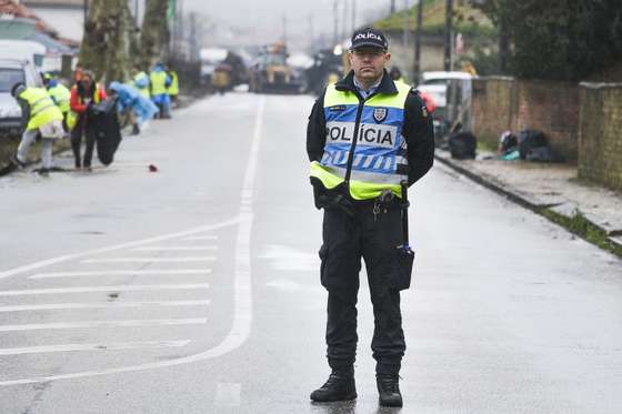 Um agente da Pol&Atilde;&shy;cia de Seguran&Atilde;&sect;a P&Atilde;&ordm;blica (PSP) durante as a&Atilde;&sect;&Atilde;&micro;es de limpeza dos detritos nas ruas da Marinha Grande, depois da passagem da depress&Atilde;&pound;o Kristin em Embra, Marinha Grande, 01 de fevereiro de 2026. A passagem da depress&Atilde;&pound;o Kristin por Portugal continental, na quarta-feira, causou pelo menos cinco mortos, segundo a Prote&Atilde;&sect;&Atilde;&pound;o Civil, v&Atilde;&iexcl;rios feridos e desalojados. CARLOS BARROSO/LUSA